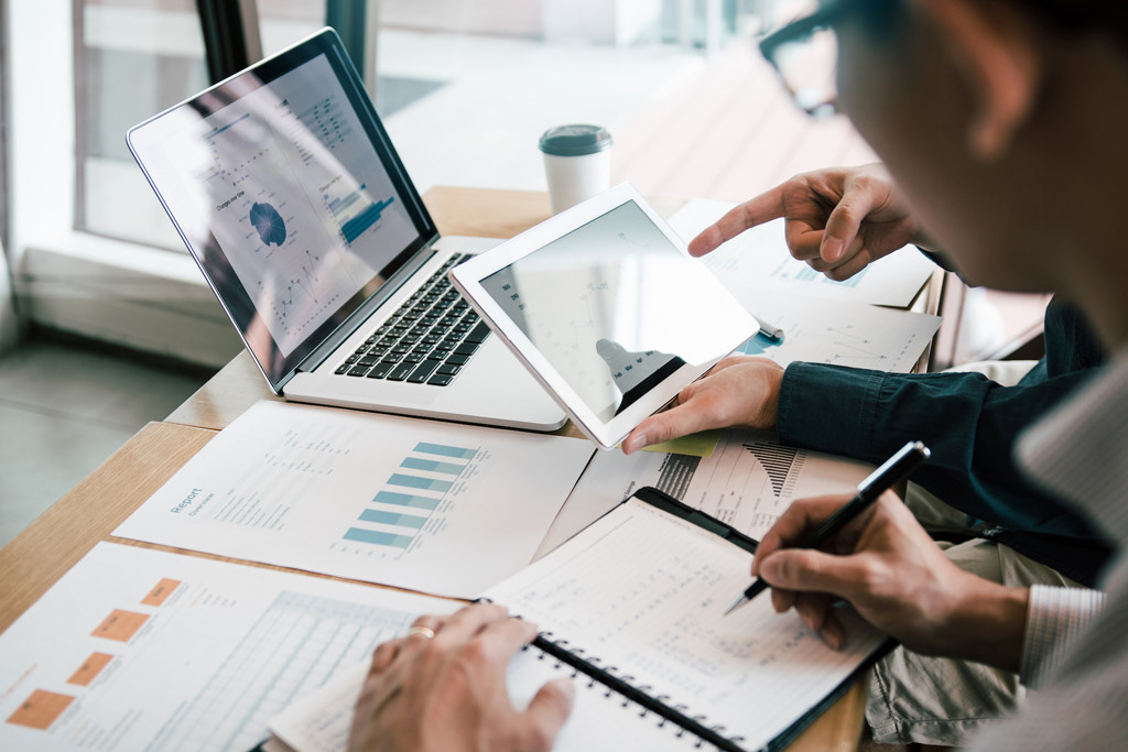 Medewerkers van een projectmanagement organisatie werken aan de financiële administratie