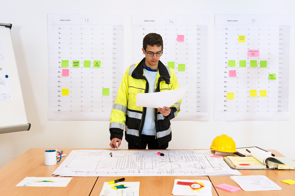 Medewerker is bezig met het maken van een geoptimaliseerde planning