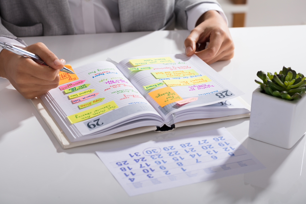 Medewerker is bezig met het maken van een standaard resource planning