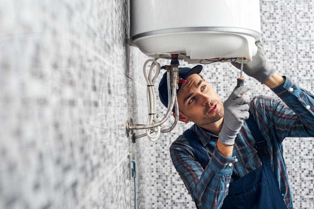 Installateur verleent service en installeert een boiler
