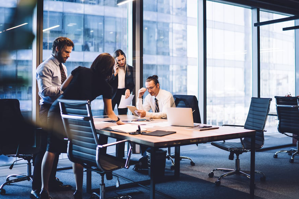 Vergadering van een consultancy en dienstverlening team