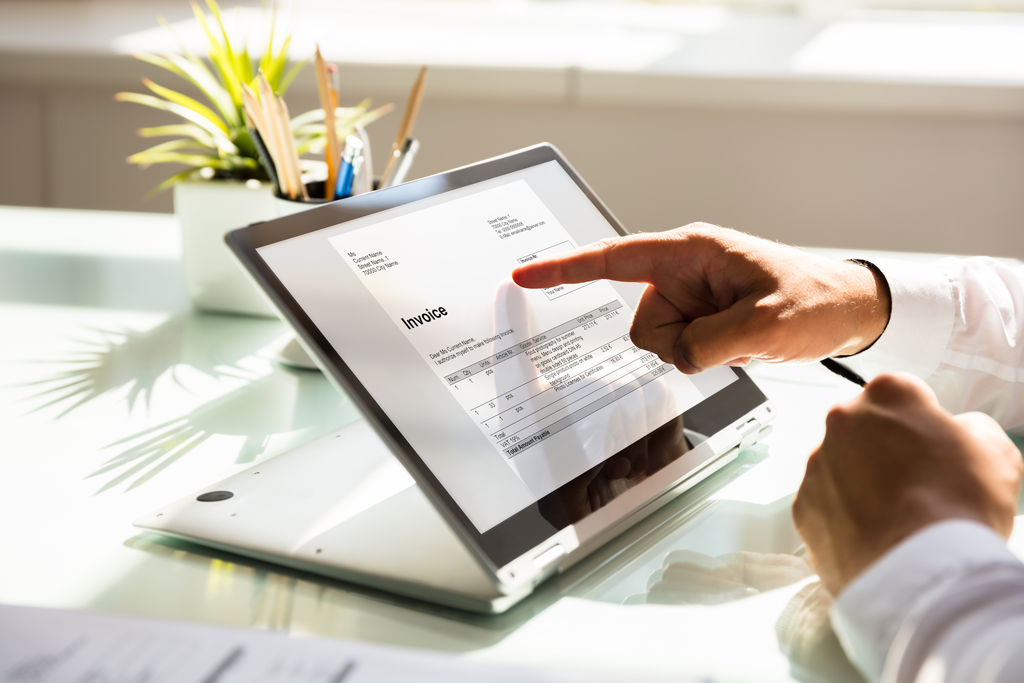 Medewerker verwerkt facturen op een tablet