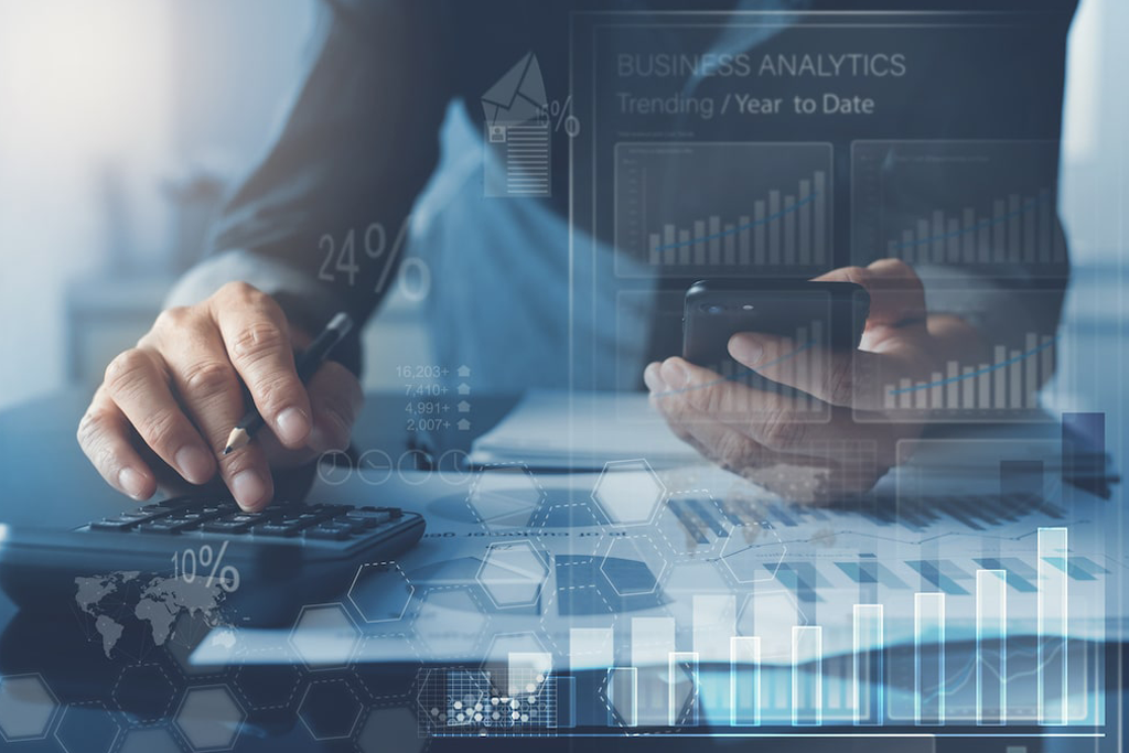 Employee calculates cost savings of ERP software in the cloud