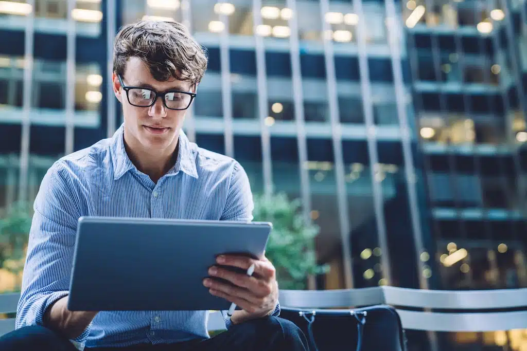 Medewerker maakt gebruik van bedrijfssoftware in de cloud op een tablet