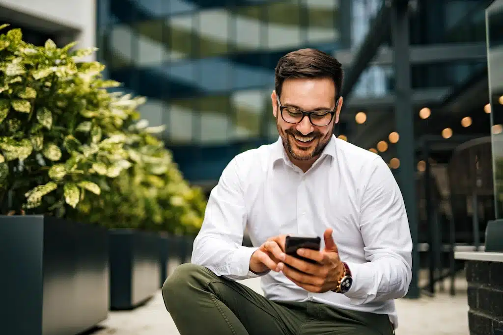 Medewerker maakt gebruik van de urenregistratie app op zijn smartphone