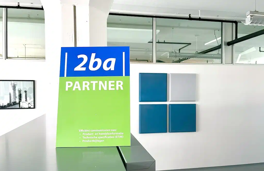 Het 2BA-partner bord op het kantoor van Bluace