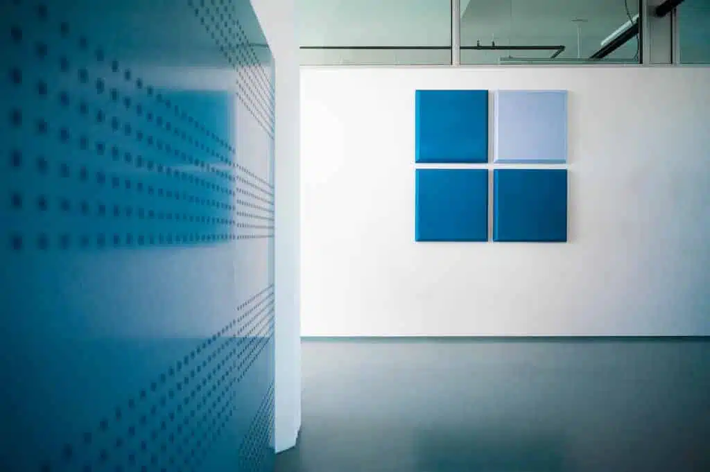 Het logo van Bluace op de muur van het kantoor