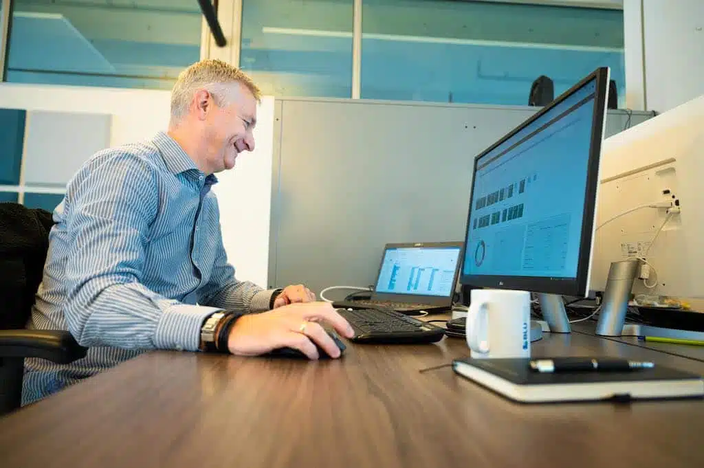 Medewerker is aan het werk met Business Central in de cloud