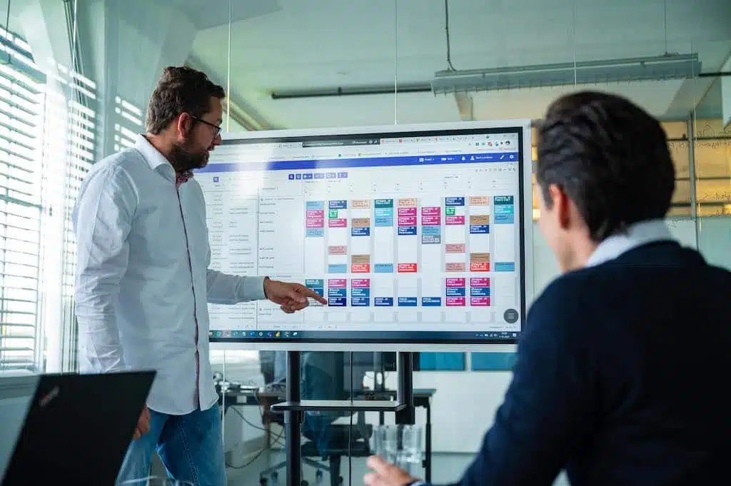 Medewerkers zijn aan het werk met een Drag 'n Drop resource planning