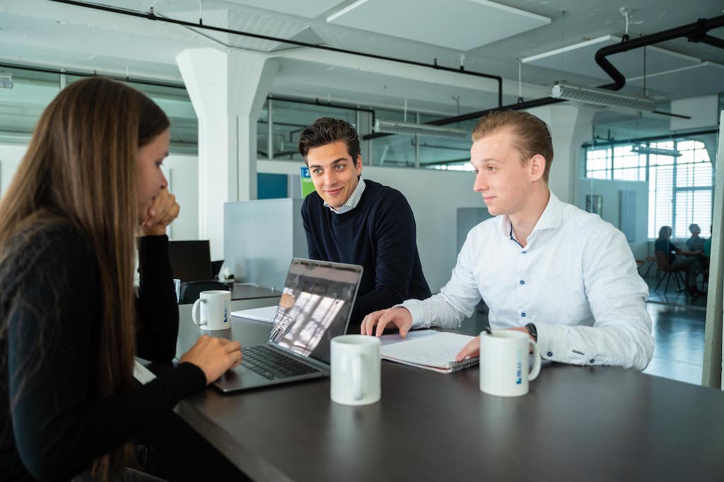 Medewerkers maken gebruik van Microsoft Azure met hun apparaten