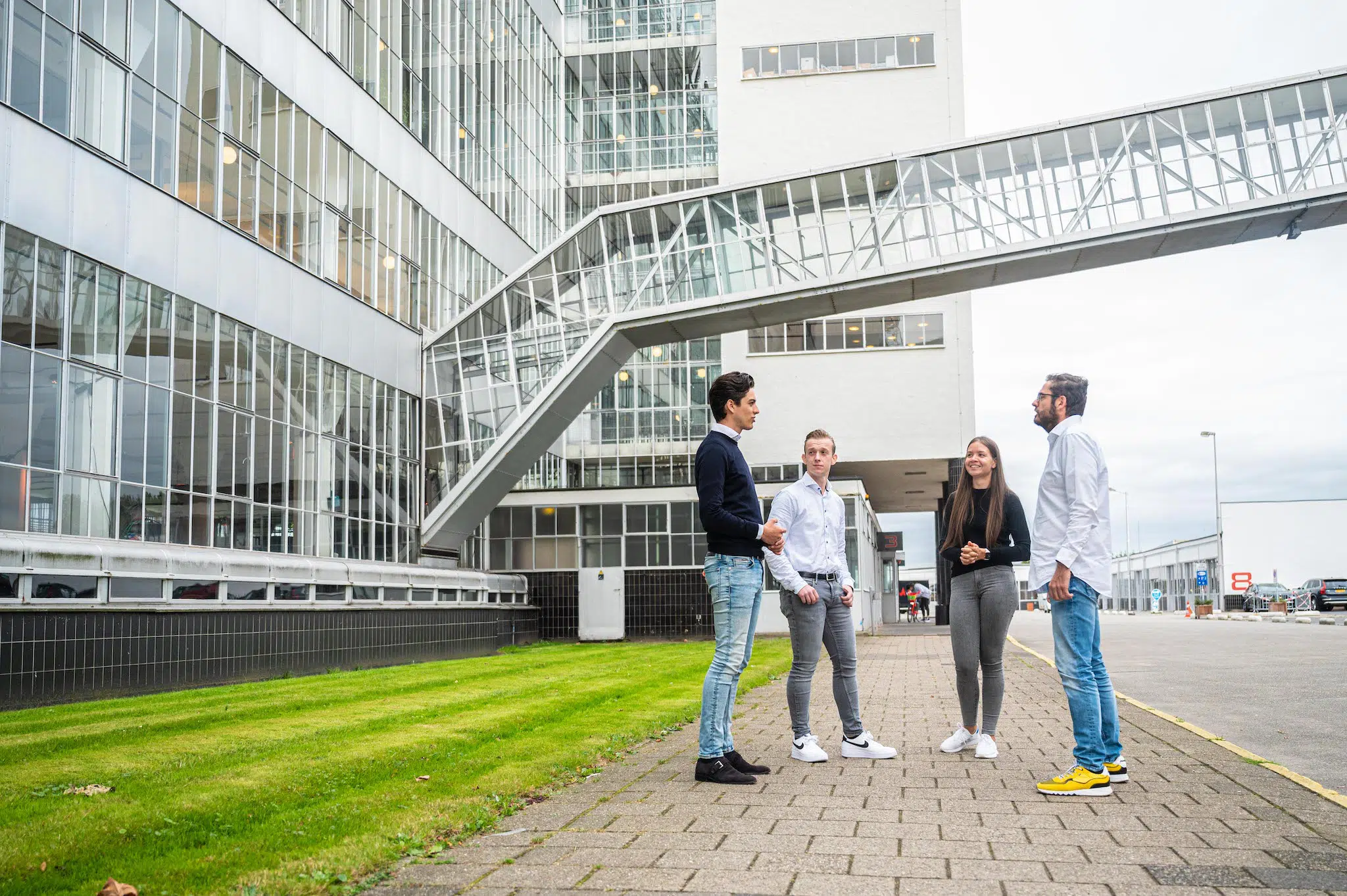 Het team van Bluace in overleg buiten bij de Van Nelle Fabriek