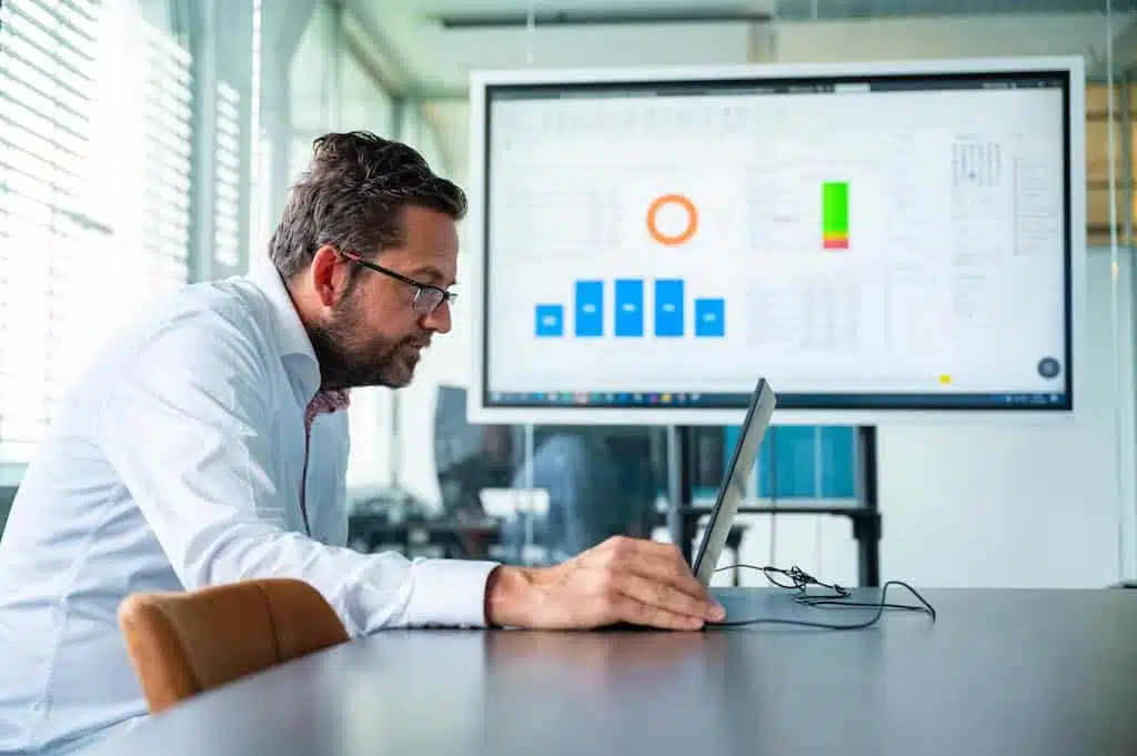 Medewerker projectmanagement vult zijn urenadministratie in op een laptop