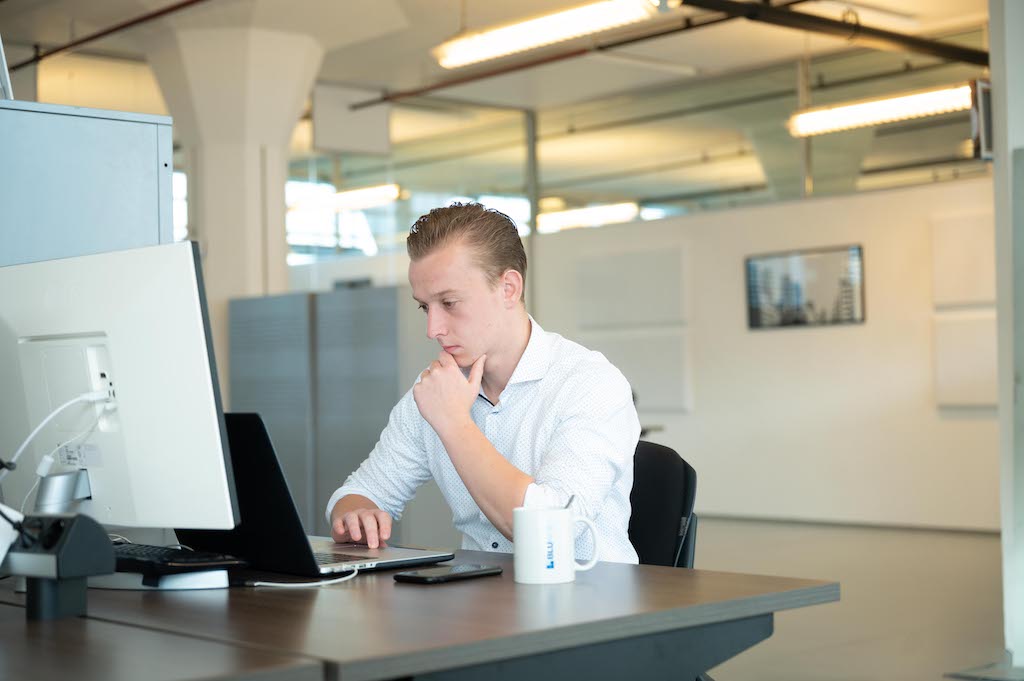 Medewerker vult alle informatie in in de service en onderhoud software van Bluace