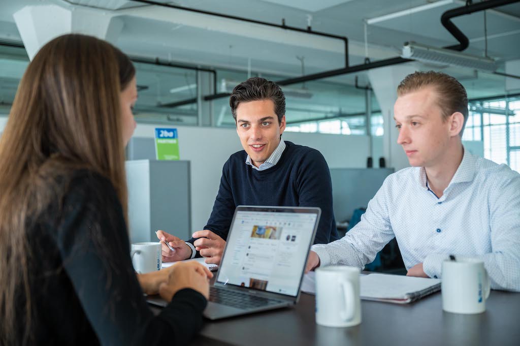 Medewerkers aan het werk met de service en onderhoud software als SaaS
