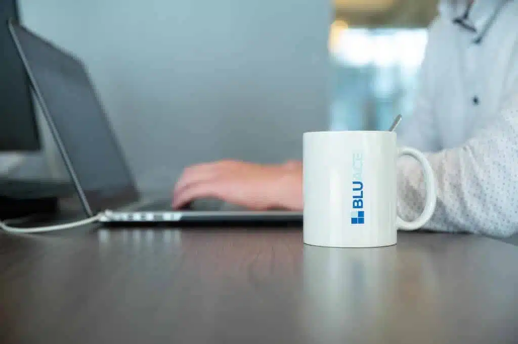 Medewerker maakt gebruik van automatische urenregistratie