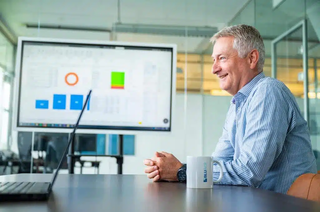 Een medewerker geniet van de voordelen door het gebruik van Power BI