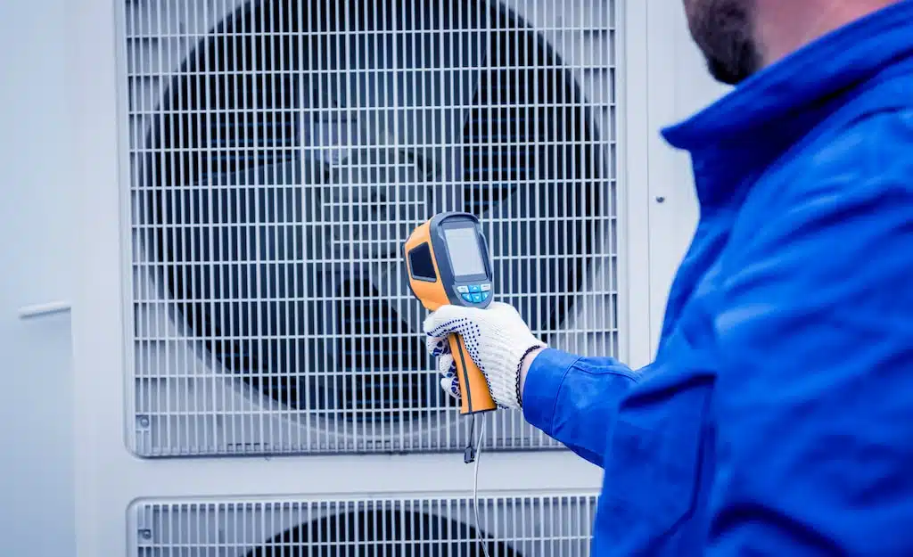 Assetmanagement Installateur is bezig met service en onderhoud van een warmtepomp - Bluace
