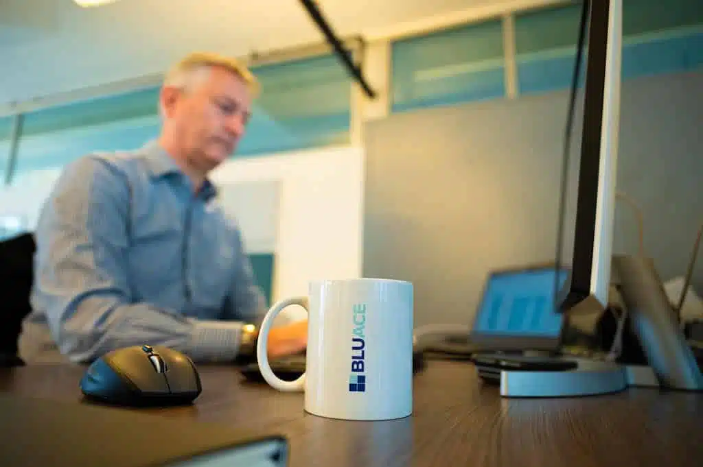 Medewerker aan de slag met slimme software om zijn installatiebedrijf verder te laten groeien zonder het aannemen van extra vakmensen