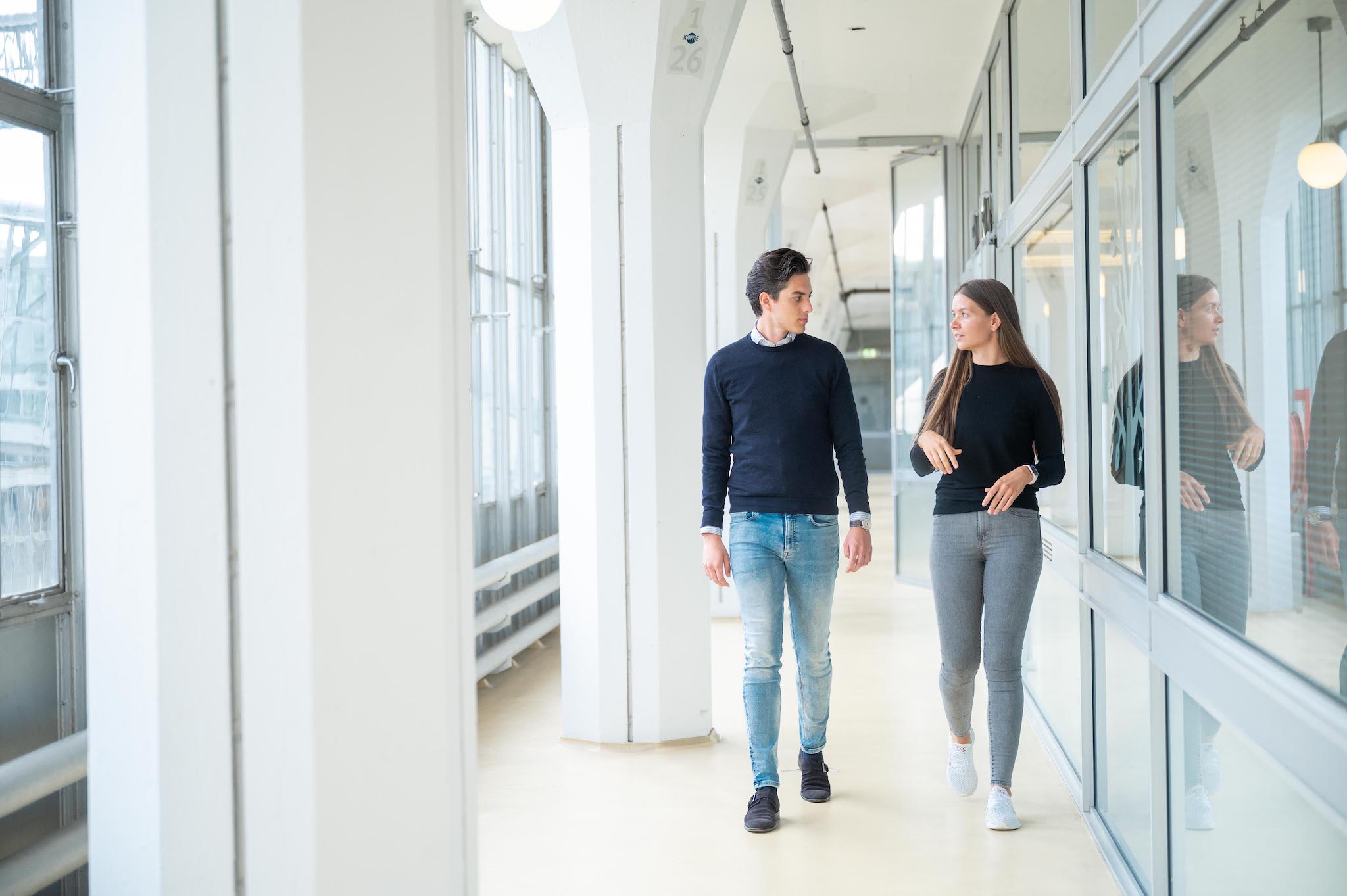 Collega's bespreken de mogelijkheden voor automatiseringen in de verhuursoftware