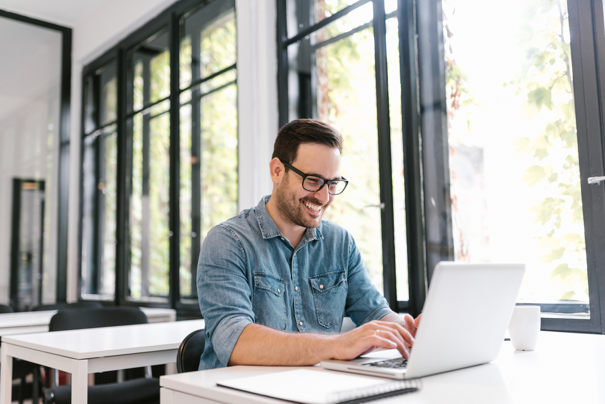 Medewerker maakt gebruik van de Bank Connector voor Business Central