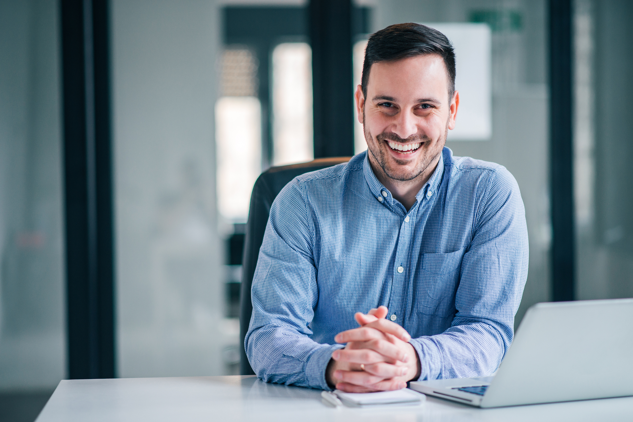 Medewerker heeft voordeel van het gebruik van de Bank Connector applicatie voor Business Central