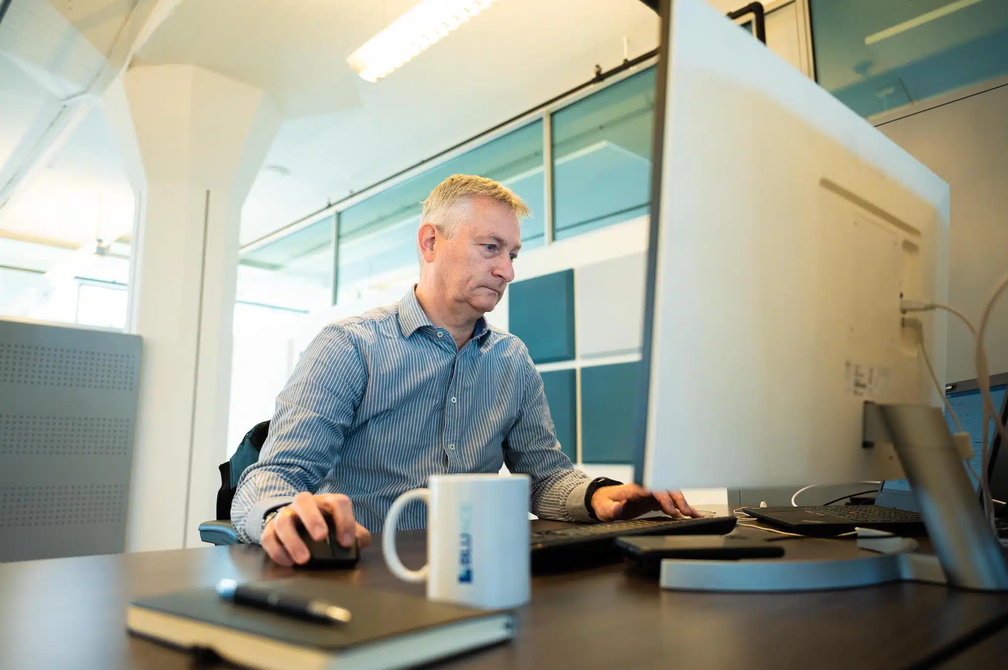 Medewerker assisteert bij het toevoegen van applicaties voor Business Central