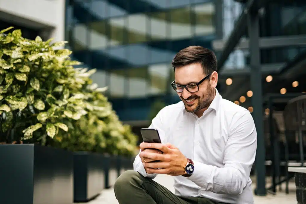 Medewerker voert een declaratie in via de Expense Management app