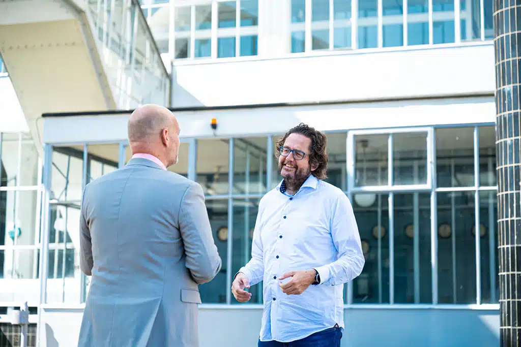 Een foto van medewerkers van Bluace die overleggen voor de Van Nelle Fabriek