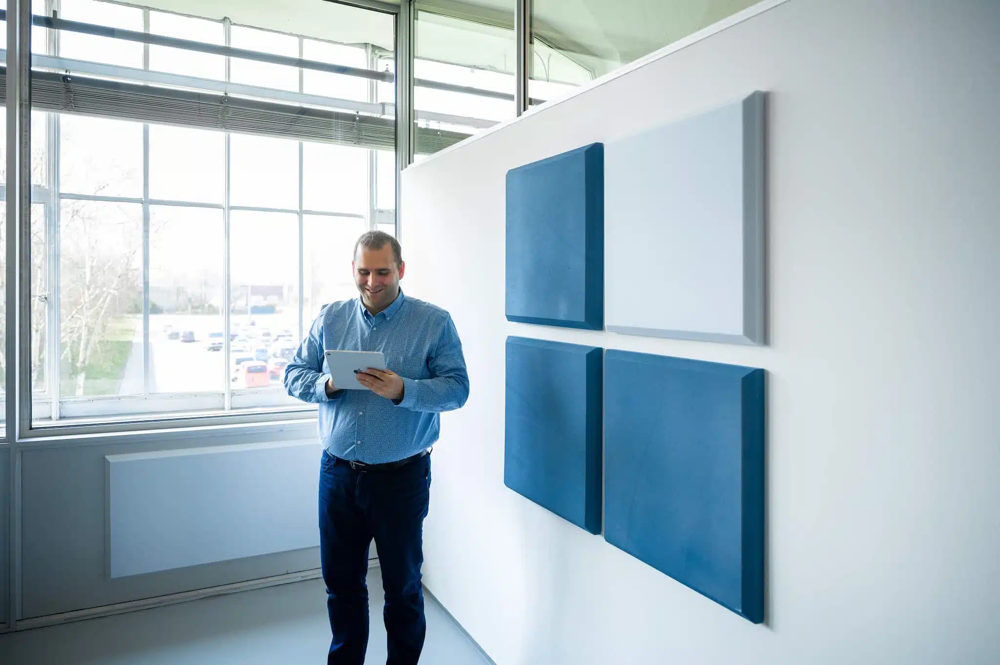 Medewerker werkt ook op afstand eenvoudig volgens de HVAC software met de Buitendienst App