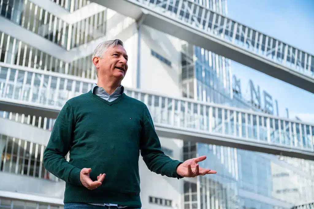 Een foto van een medewerker van Bluace voor de Van Nelle Fabriek