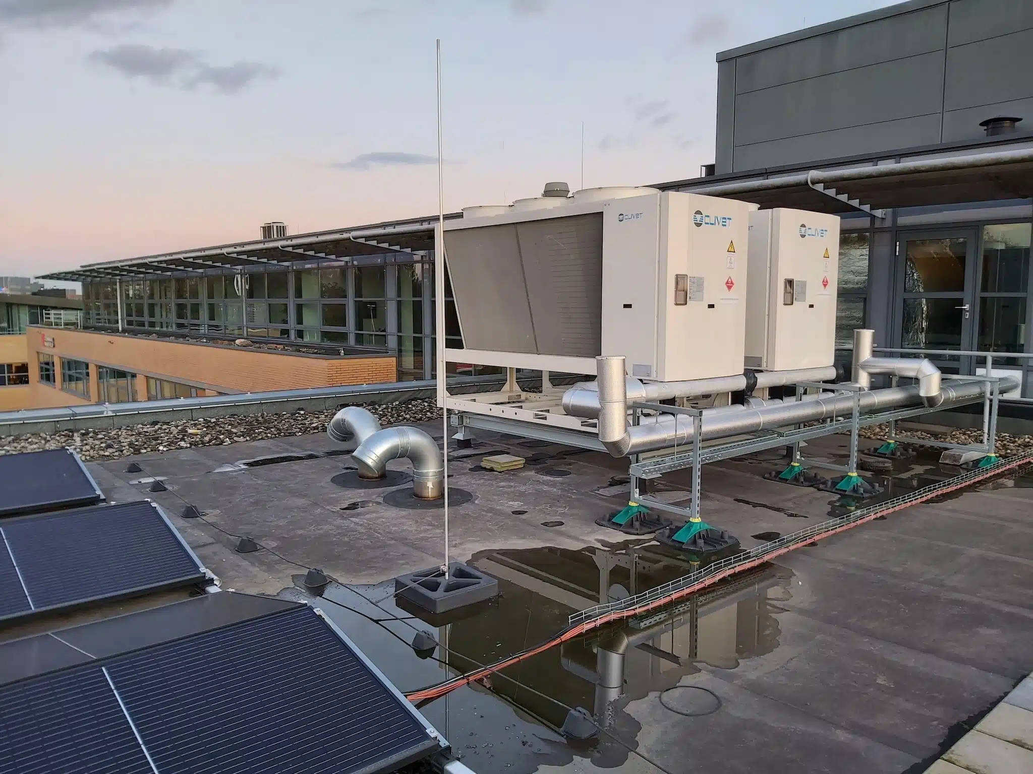 Een duurzame warmte installatie gerealiseerd door Energy Bridge op een dak