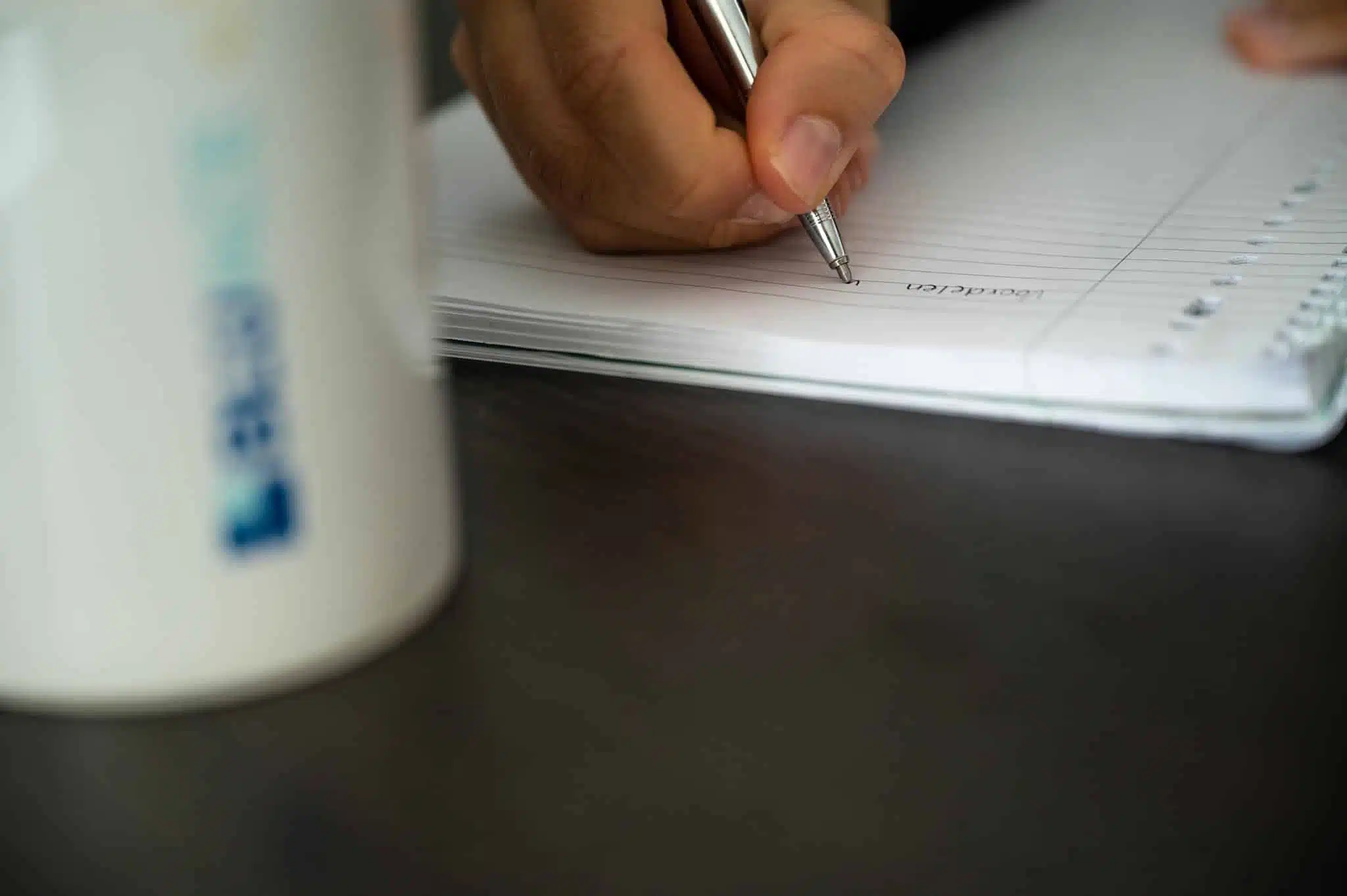 Collega maakt nog gebruik van papier tijdens het werken
