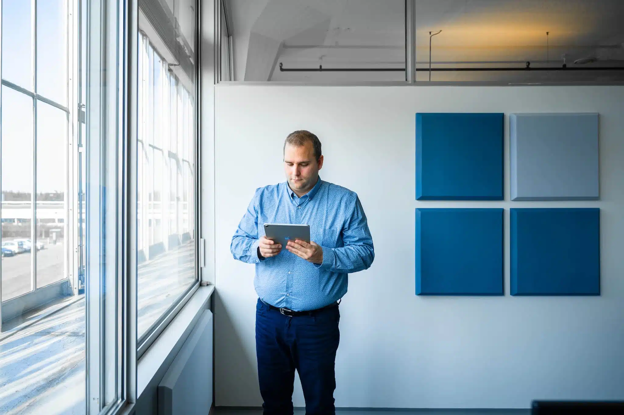 Monteur maakt gebruik van de buitendienst applicatie die is inbegrepen in de Microsoft software voor uw installatiebedrijf