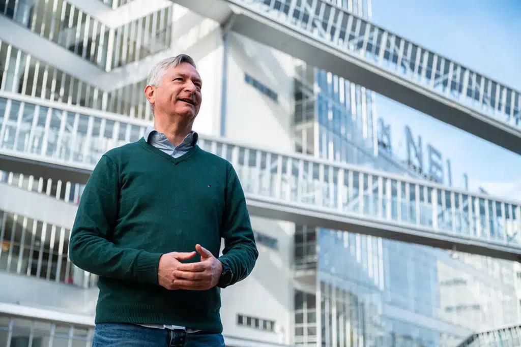 Een foto van een medewerker van Bluace voor de Van Nelle Fabriek