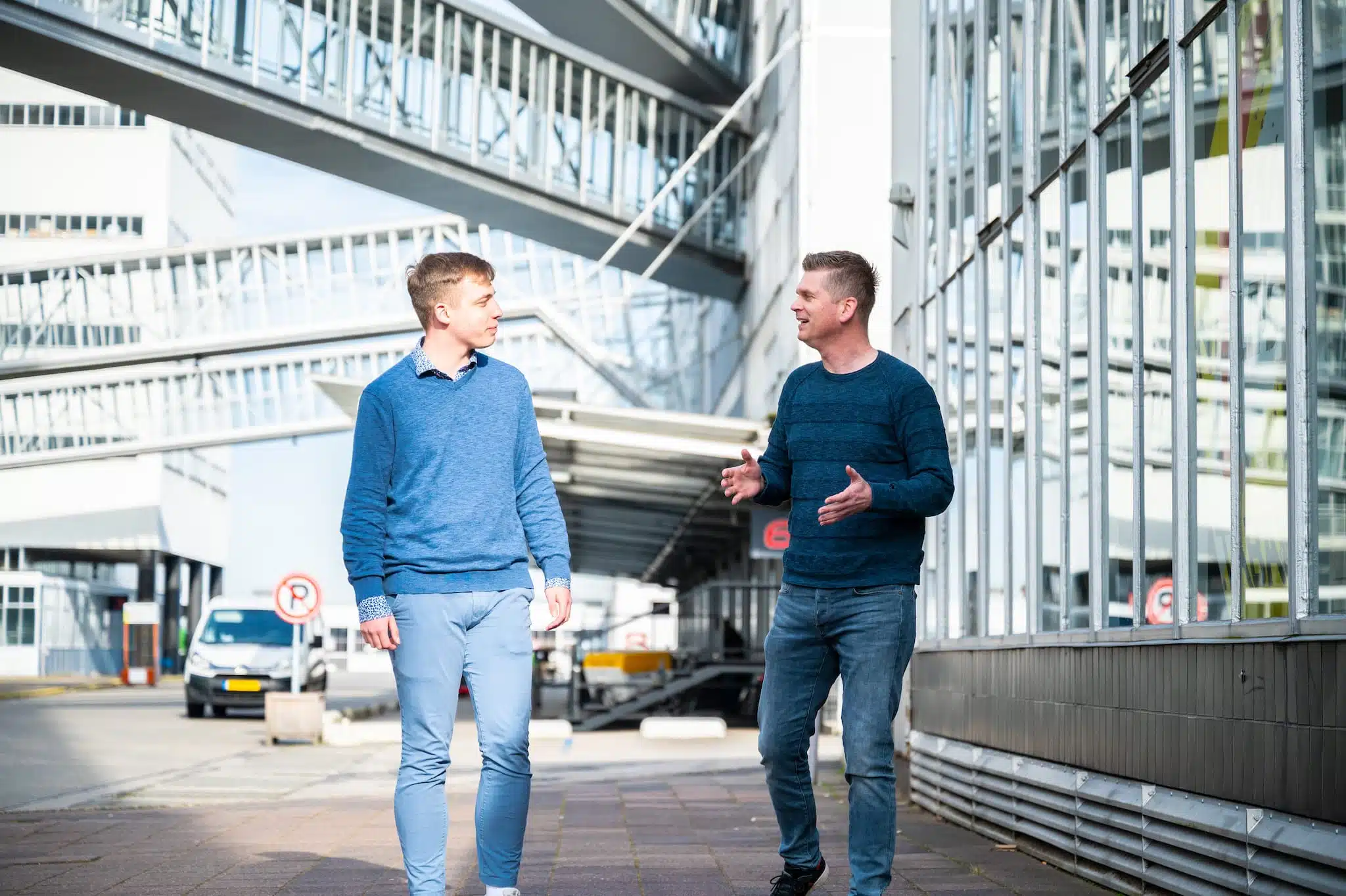 Twee medewerkers van Bluace voor de Van Nelle Fabriek die met elkaar overleggen