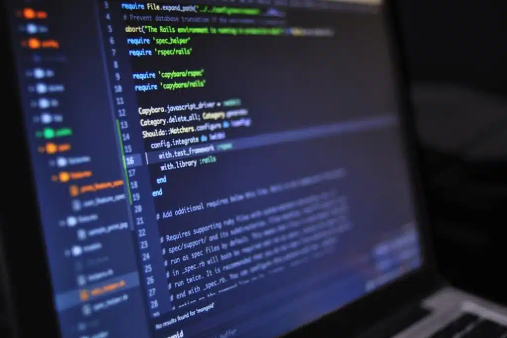 Een laptop scherm met data en codes