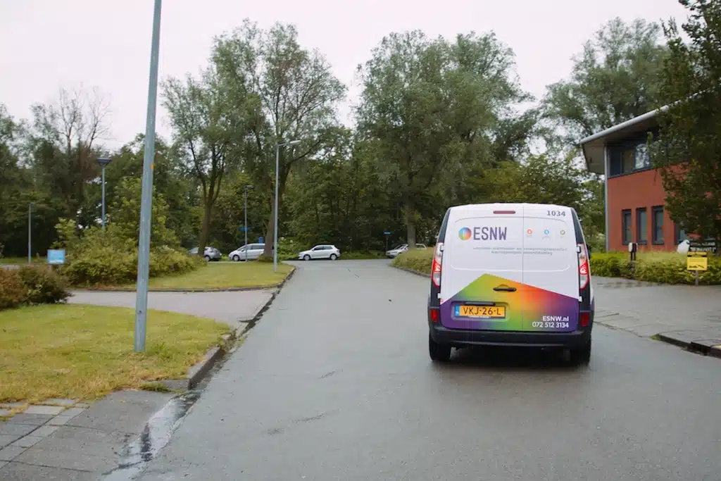Een foto van een bus van ESNW die onderweg is