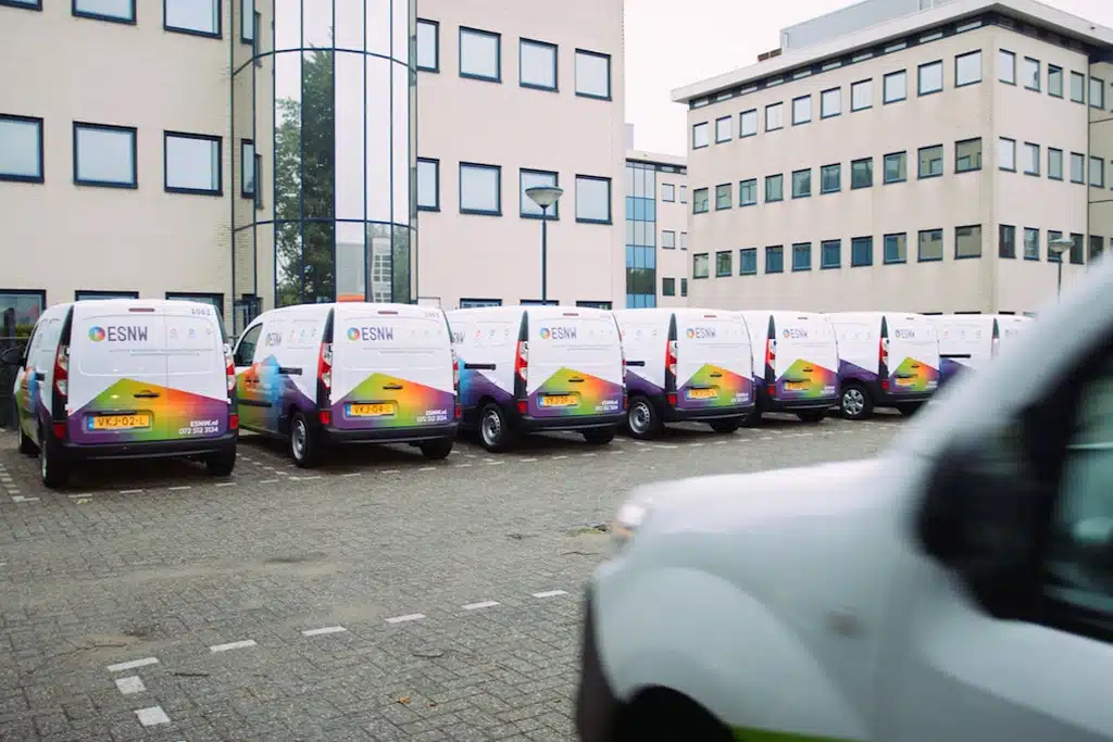 Een foto van servicebussen van ESNW die geparkeerd staan