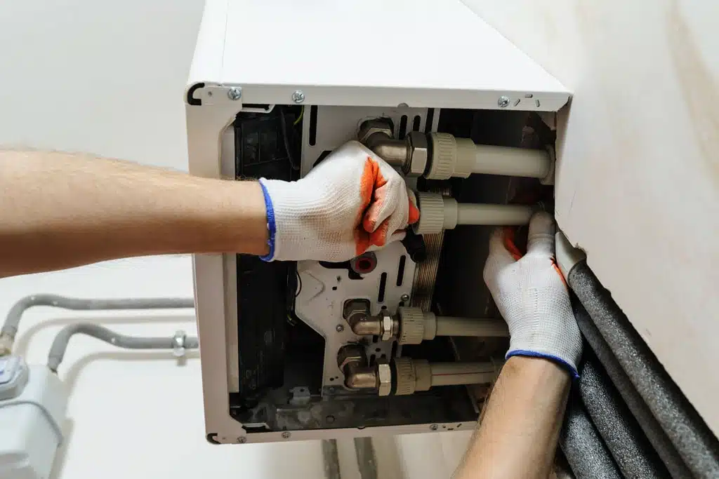 Installatie medewerker voert werkzaamheden uit aan een cv-ketel
