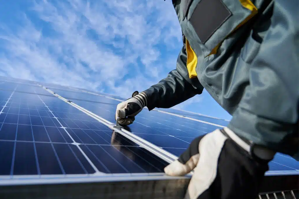 Medewerker installeert zonnepanelen
