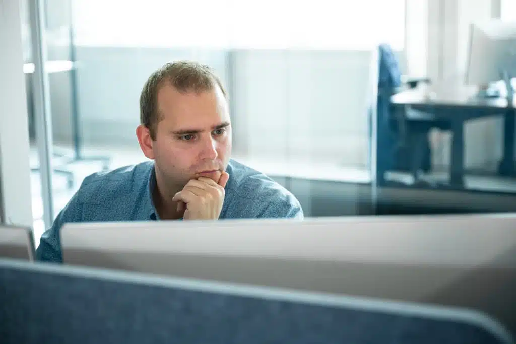 Een foto van een medewerker achter een computer op het kantoor van Bluace werken aan Dynamics 365