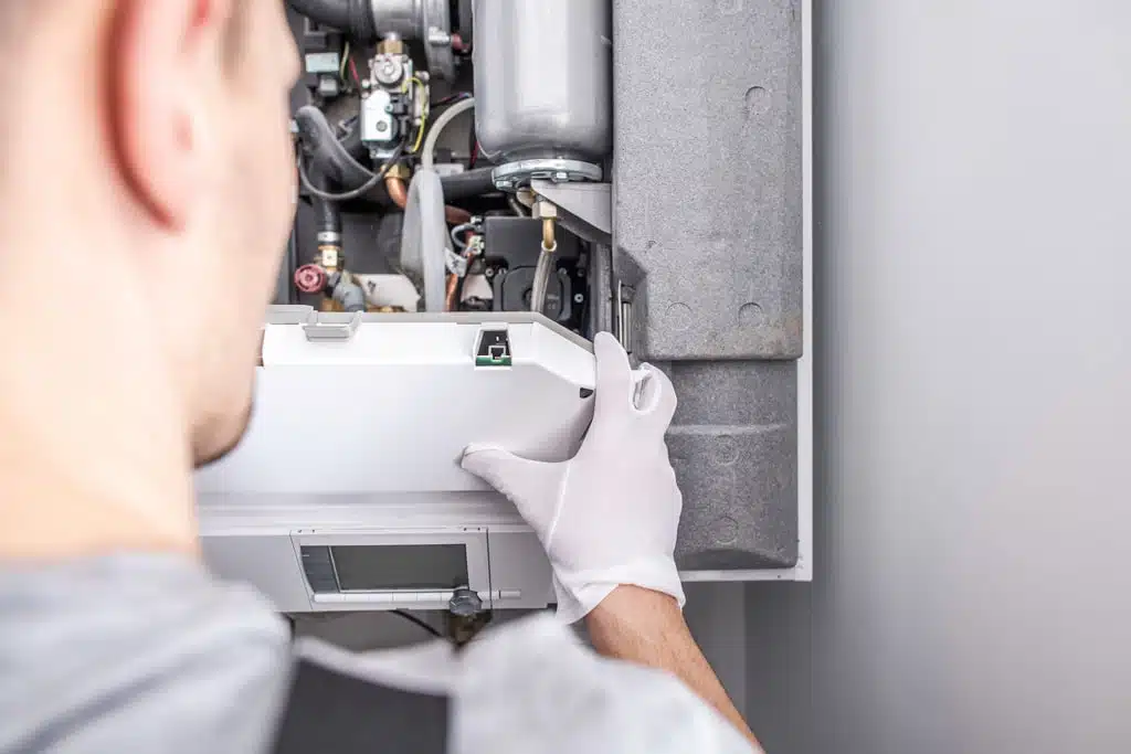 Monteur voert onderhoudscontract uit namens installatiebedrijf