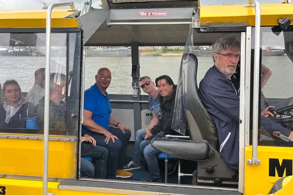 Een foto van medewerkers tijdens het team uitje van Bluace