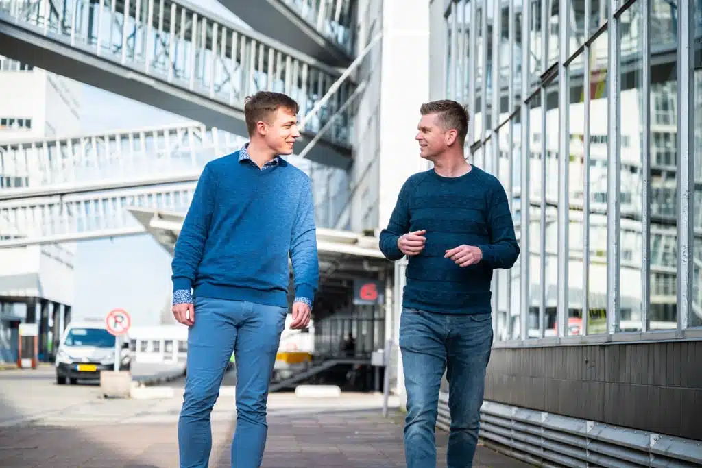 Een foto van Koen Lagerwaard en Guido Robben voor het kantoor van Bluace