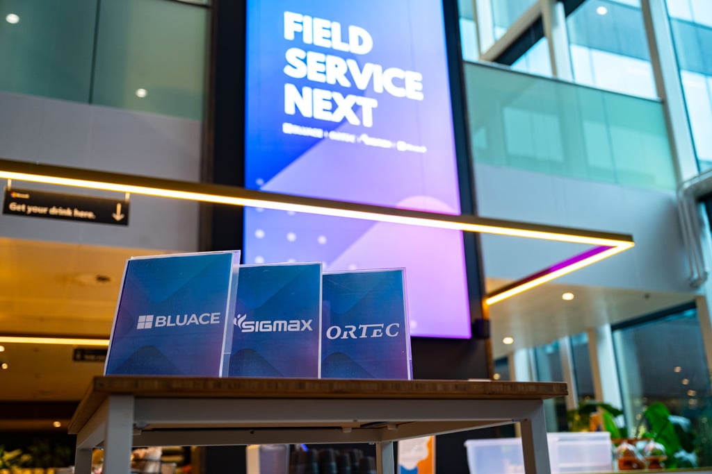 Een foto van de logo's van Bluace, Sigmax en Ortec bij Field Service NEXT congress Field Service Management