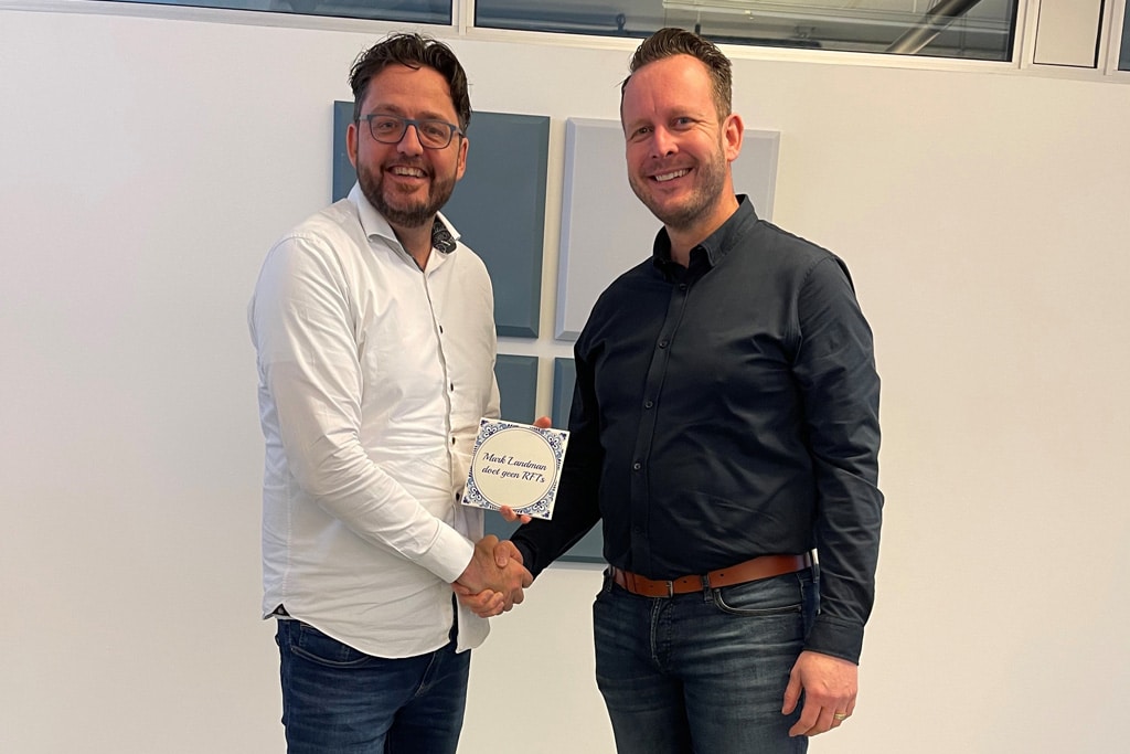 Een foto van Mark Landman van Bluace en Rick Scherphof van Sigmax op het kantoor van Bluace bespreken sigmax Field Service Management