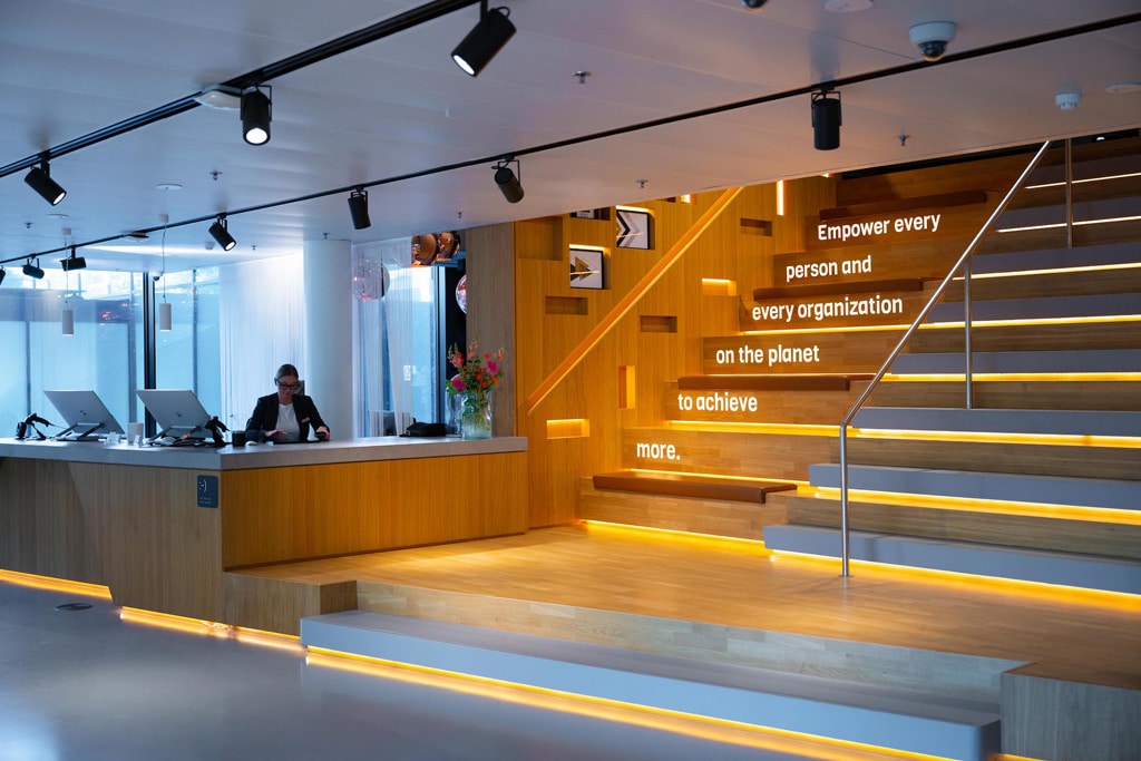 Een foto van de receptie op het hoofdkantoor van Microsoft
