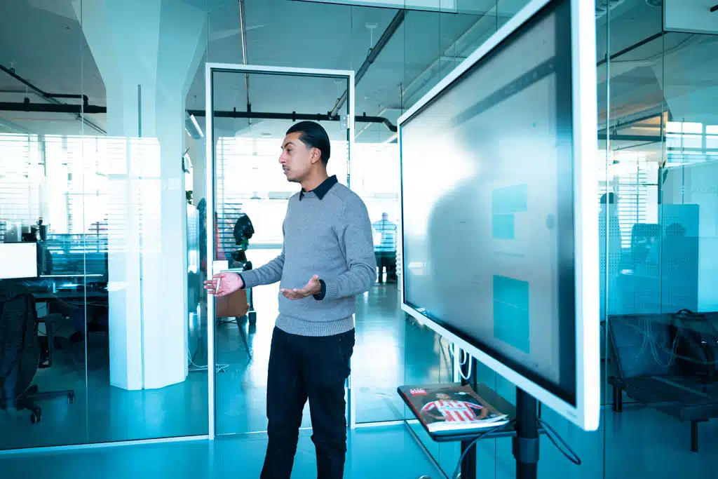 Medewerker legt Microsoft ERP uit