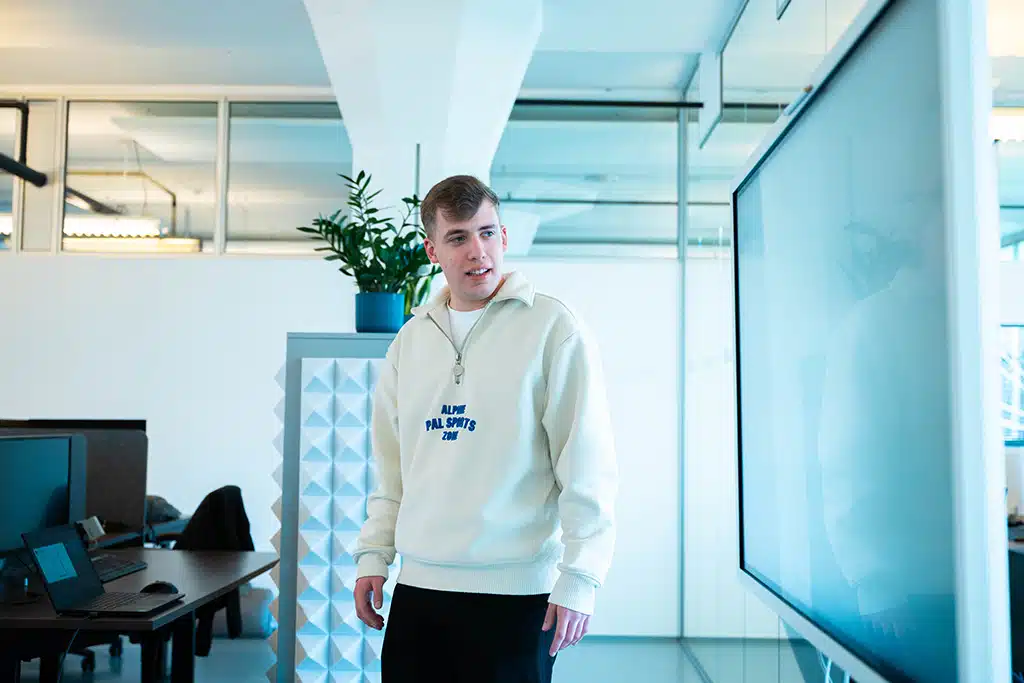 Een foto van een medewerker in het kantoor die iets presenteert tijdens de Company Meeting