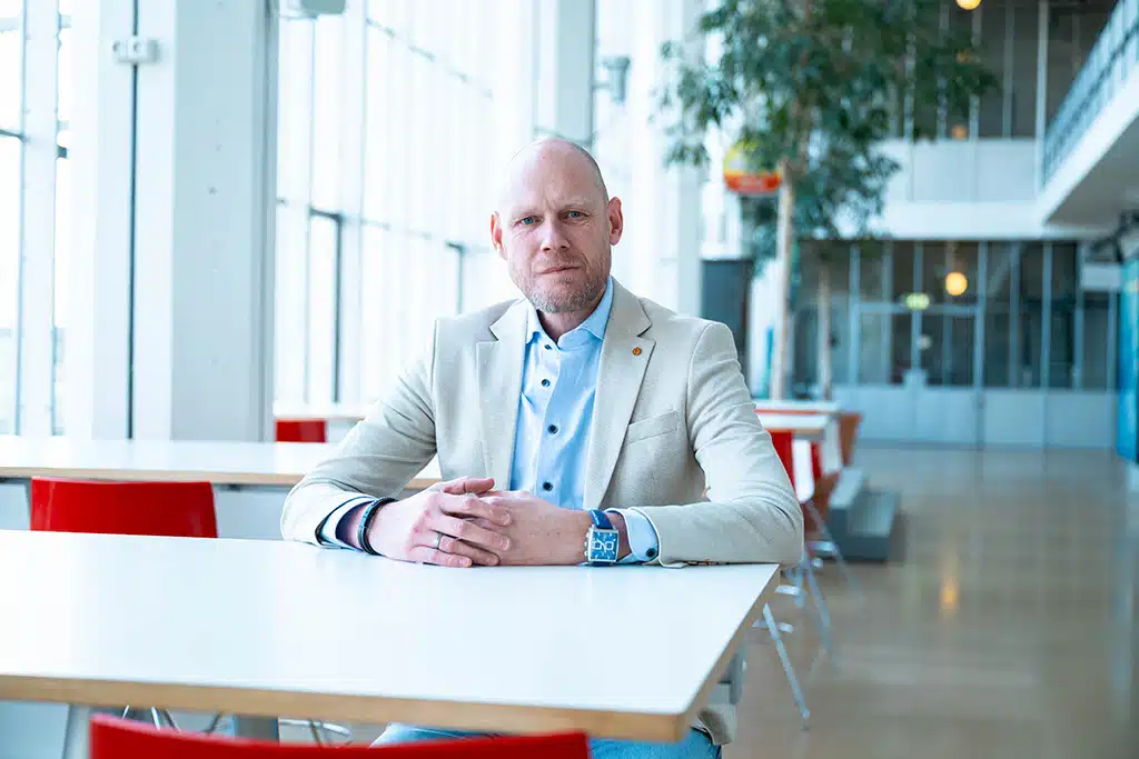 Een foto van een medewerker in de kantine van de Van Nelle Fabriek